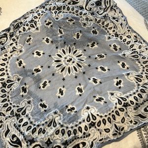 Chan LUU Pocket Scarf